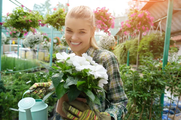 Personnes, jardinage et concept de profession - femme heureuse ou jardin — Photo