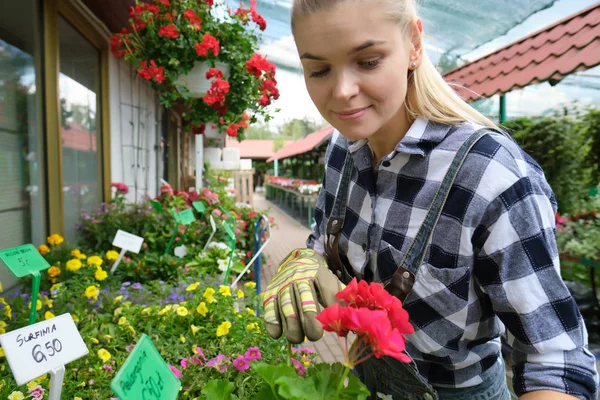 Personas, jardinería y concepto de profesión - mujer feliz o jardín — Foto de Stock