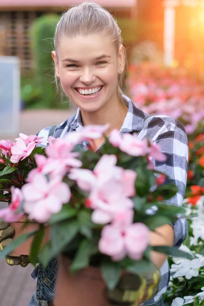 Personas, jardinería y concepto de profesión - mujer feliz o jardín — Foto de Stock