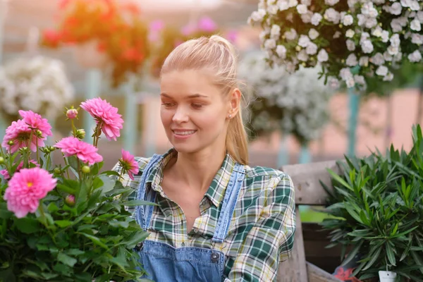 Personas, jardinería y concepto de profesión - mujer feliz o jardín — Foto de Stock