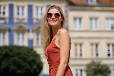 yaz elbise ve şapka yürüyüş muhteşem güzel kadın. Por