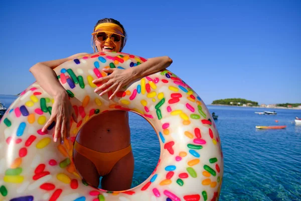Bikini girl on the beach. Young beautiful woman in bikini on the — Stock Photo, Image