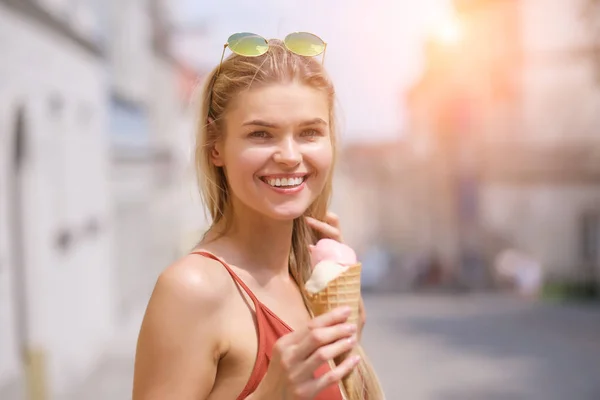 Vrolijk meisje eet ijsje — Stockfoto