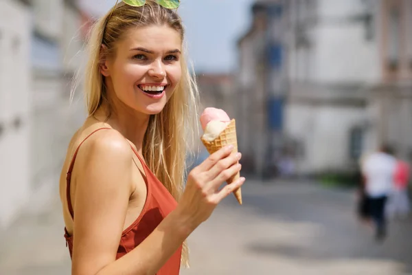 Ragazza allegra mangiare cono gelato — Foto Stock