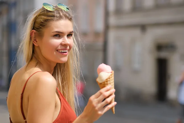 Neşeli kız dondurma yiyor. — Stok fotoğraf