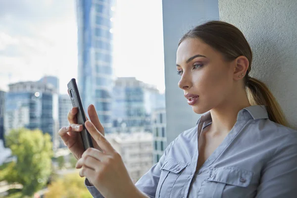 Giovane bella donna con i capelli biondi con auricolari wireless thoug — Foto Stock