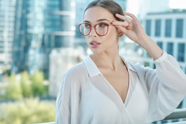 Modern ofisin arka planında güzel bir iş kadını