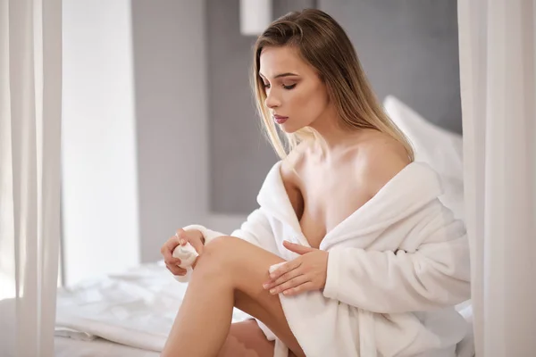 Portret van mooie jonge vrouw Body Cream aanbrengen op de huid — Stockfoto