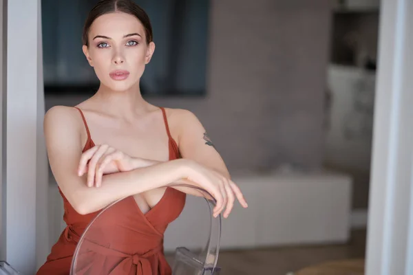 Elegante donna sexy in abito estivo rosso in piedi sulla terrazza in ci — Foto Stock