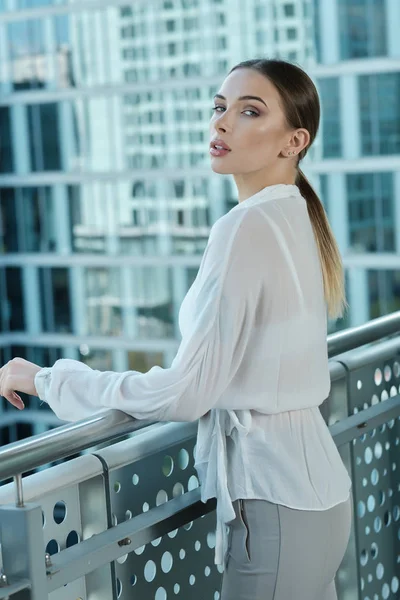 Schöne Geschäftsfrau vor dem Hintergrund des modernen Büros — Stockfoto