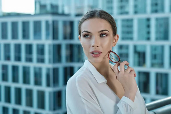 Beautiful business woman on the background of the modern office — Stock Photo, Image