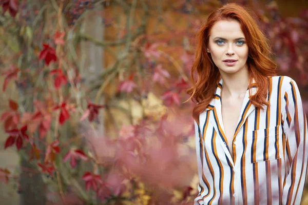 Leende rödhårig utomhus bakgrundsbelyst av Sun, Fashion shoot. Närbild — Stockfoto