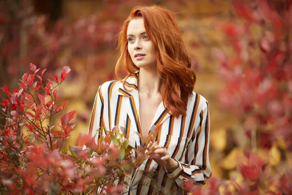 Smiling redhead outdoors backlit by sun, fashion shoot. Close up — Stock Photo, Image