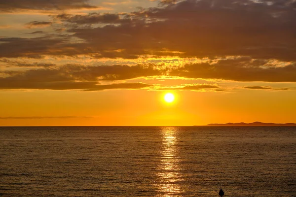 Zachód słońca nad Morzem Adriatyckim ze złotym dramatycznym nieba Panorama. — Zdjęcie stockowe