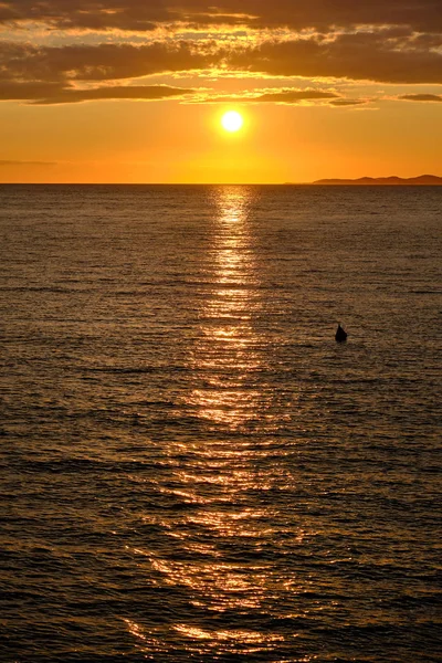 Zonsondergang over de Adriatische zee met gouden dramatische hemel Panorama. — Stockfoto