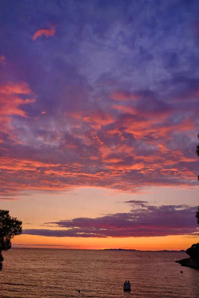 Pôr do sol sobre o mar Adriático com panorama dourado do céu dramático . — Fotografia de Stock