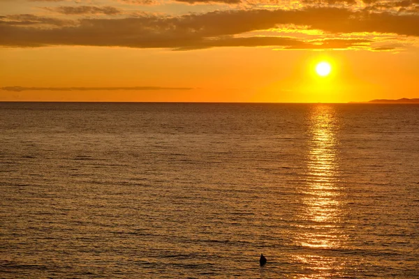 Zonsondergang over de Adriatische zee met gouden dramatische hemel Panorama. — Stockfoto