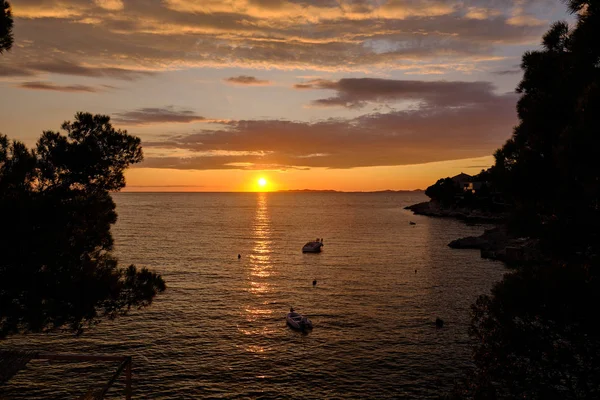 Zonsondergang over de Adriatische zee met gouden dramatische hemel Panorama. — Stockfoto