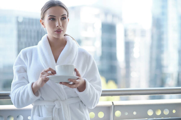 Портрет брюнеток в халате, стоящих на балконе d
