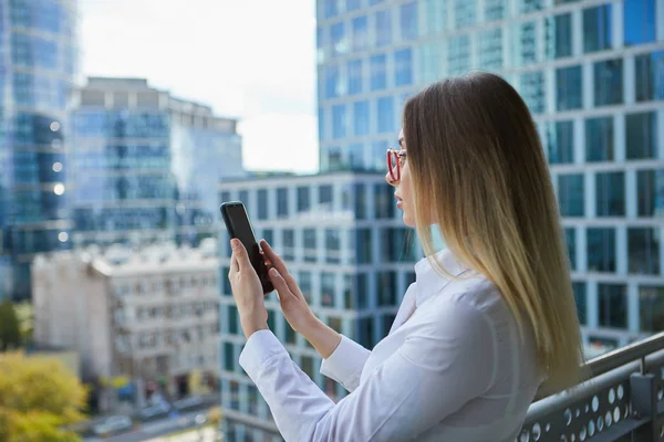 Krásná obchodní žena se smartphone na pozadí th — Stock fotografie