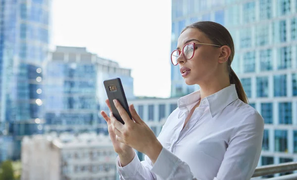 Krásná obchodní žena se smartphone na pozadí th — Stock fotografie