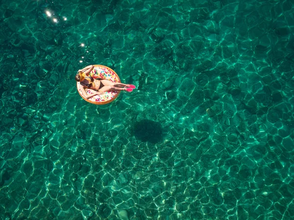 Vue du haut vers le bas d'une belle femme en bikini blanc qui est floa — Photo