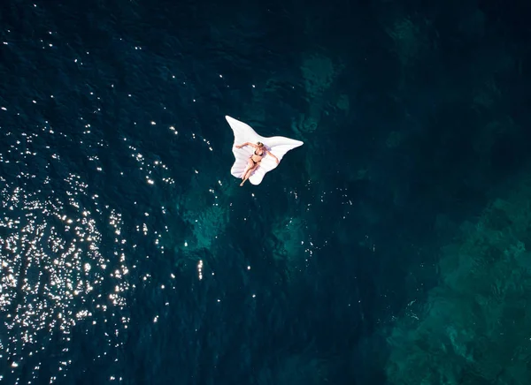 Vue du haut vers le bas d'une belle femme en bikini blanc qui est floa — Photo