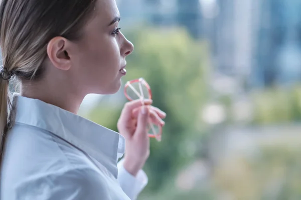 Young businesswoman (real estate agent) presenting detached mode — Stock Photo, Image