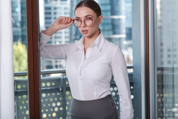 Young businesswoman (real estate agent) presenting detached mode — Stock Photo, Image