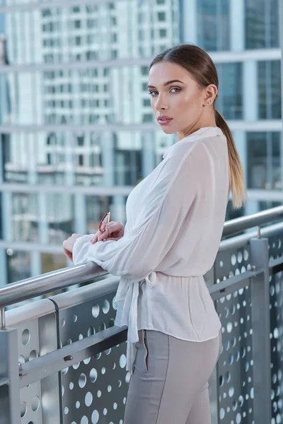 Joven mujer de negocios (agente de bienes raíces) presentando modo separado — Foto de Stock