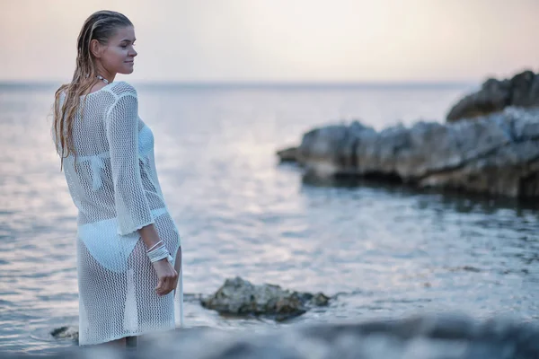 Jeune belle femme debout dans l'eau. — Photo