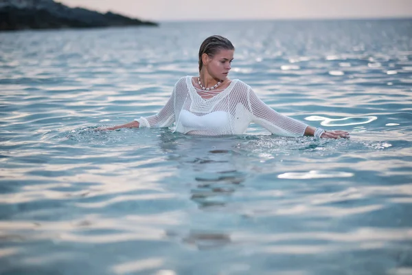 아름다운 여인이 물 위에서 있다. — 스톡 사진