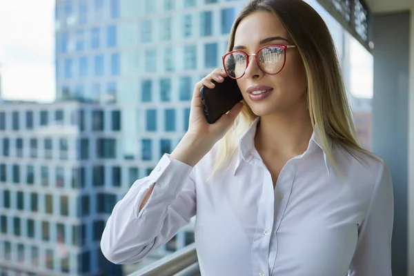 Mooie zakenvrouw op de achtergrond van het moderne kantoor — Stockfoto