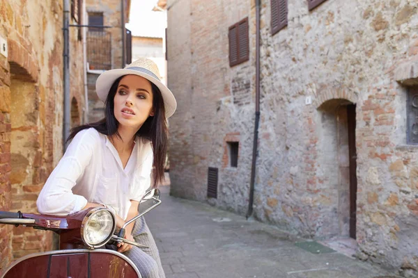 Молодая красивая итальянка, сидящая на итальянском скутере . — стоковое фото