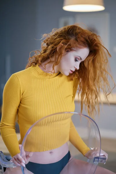 Retrato de mujer con pelo largo y rizado de jengibre hermoso . — Foto de Stock