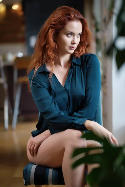 Портрет женщины с длинными вьющимися красивыми рыжими волосами . — стоковое фото