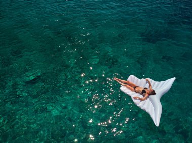 Turkuaz okyanus suyu ve rahat yüzme kadın, hava drone s