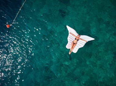 Turkuaz okyanus suyu ve rahat yüzme kadın, hava drone s