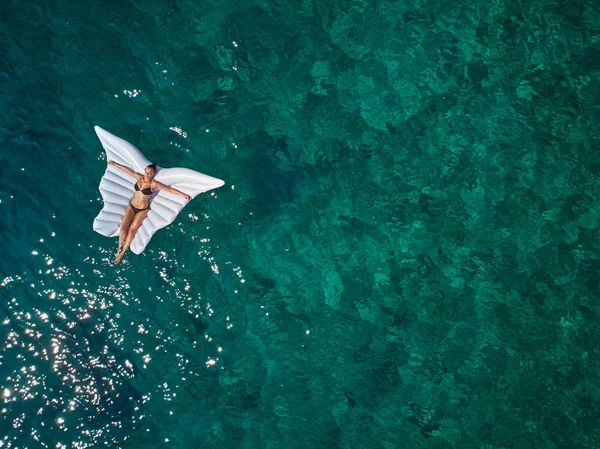 Eau de mer turquoise et nageuse détendue, drones aériens — Photo