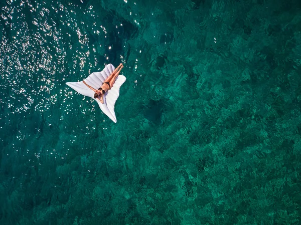 Бірюзова вода океану і розслабленої жінки плавання, повітряних безпілотника s — стокове фото