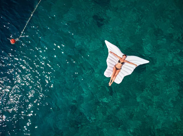 Eau de mer turquoise et nageuse détendue, drones aériens — Photo