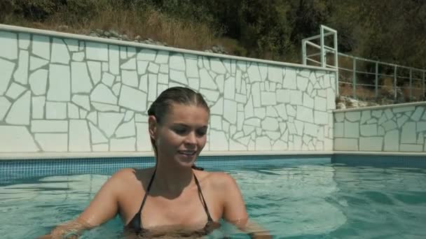 穿着豪华游泳衣的性感美女在游泳池放松的户外时尚照片 — 图库视频影像