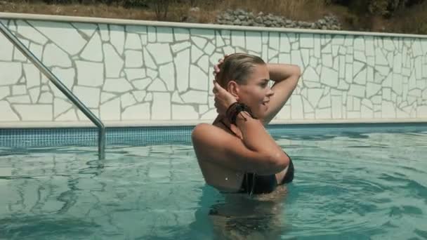 수영복을 수영장에서 아름다운 아가씨의 — 비디오