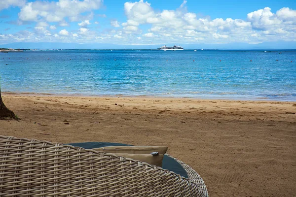 Trópusi strand panoráma nyugágyak, esernyők, hajók és pa — Stock Fotó