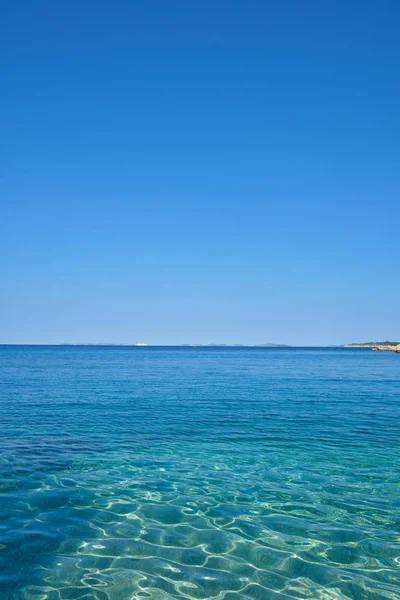 Cristalino azul claro mar Adriático verde e uma praia rochosa no i — Fotografia de Stock