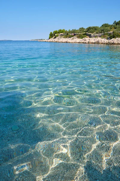 Kristal mavisi yeşil Adriyatik denizi ve I 'de kayalık bir plaj