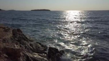 Deniz dalgaları ve muhteşem Rocky sahili, Hırvatistan. 