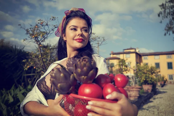 La dolce vita estilo de vida. Una mujer italiana lleva una cesta. —  Fotos de Stock