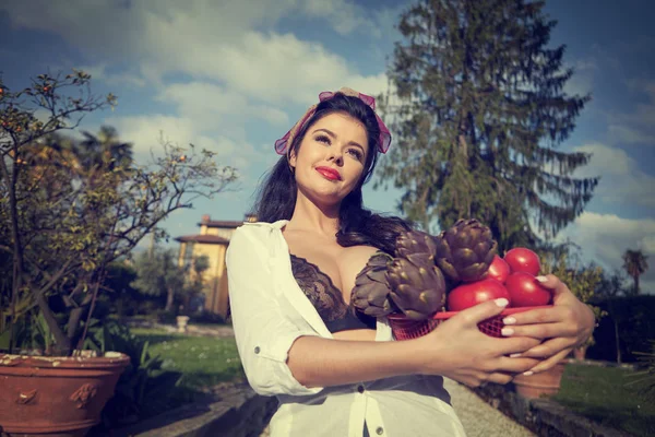 La dolce vita yaşam tarzı. Bir İtalyan kadın bir sepet w taşıyor — Stok fotoğraf