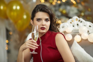 Noel Noel Baba. Güzel gülümseyen kadın modeli. Makyaj. Sağlıklı 